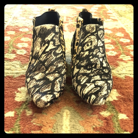 Awesome animal print low booties. - Picture 5 of 5